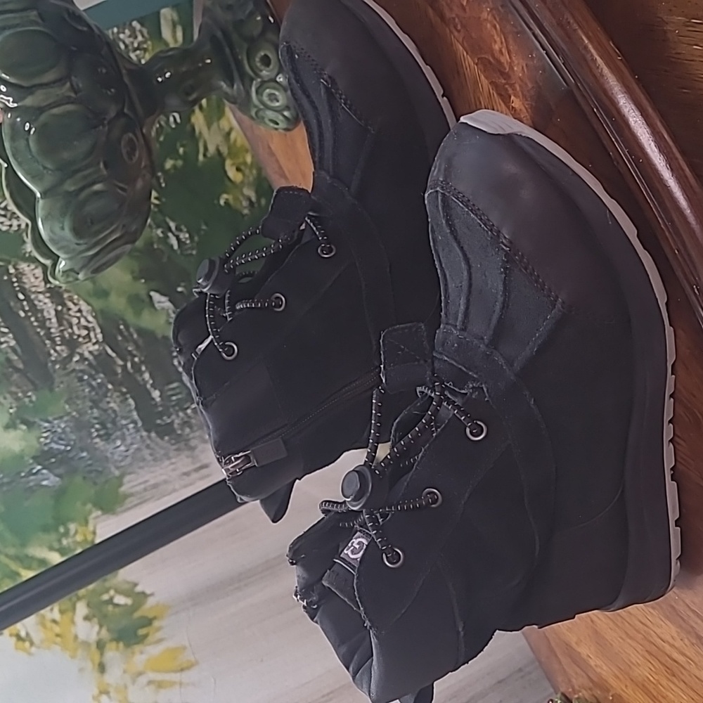 🏆Host Pick! Ugg Turlock black waterproof insulated suede Kids youth size 4 boot